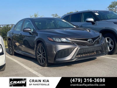 2021 Toyota Camry SE - 39 MPG / APPLE CARPLAY