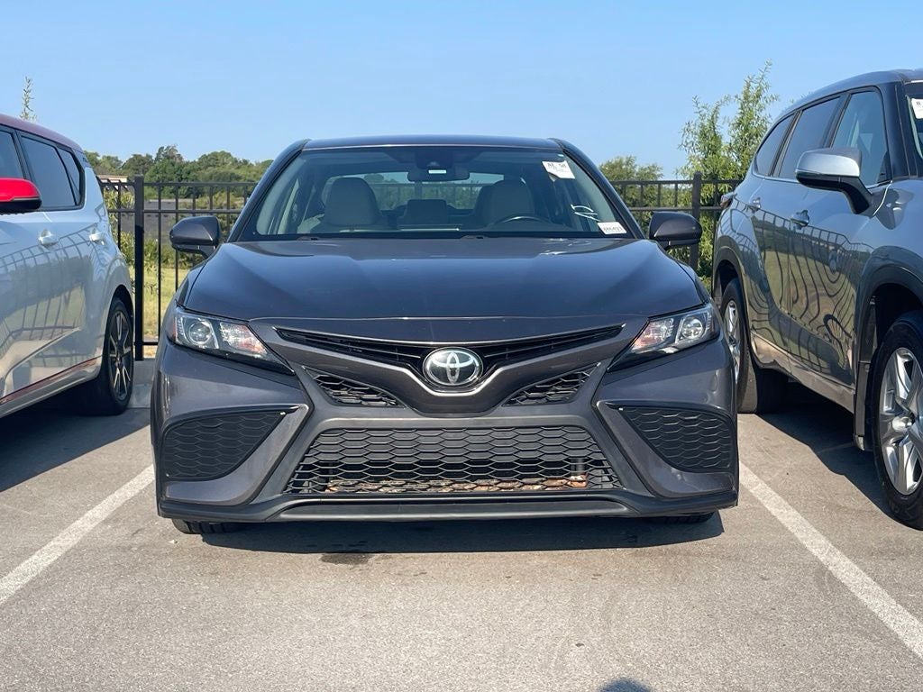 2021 Toyota Camry SE - 39 MPG / APPLE CARPLAY