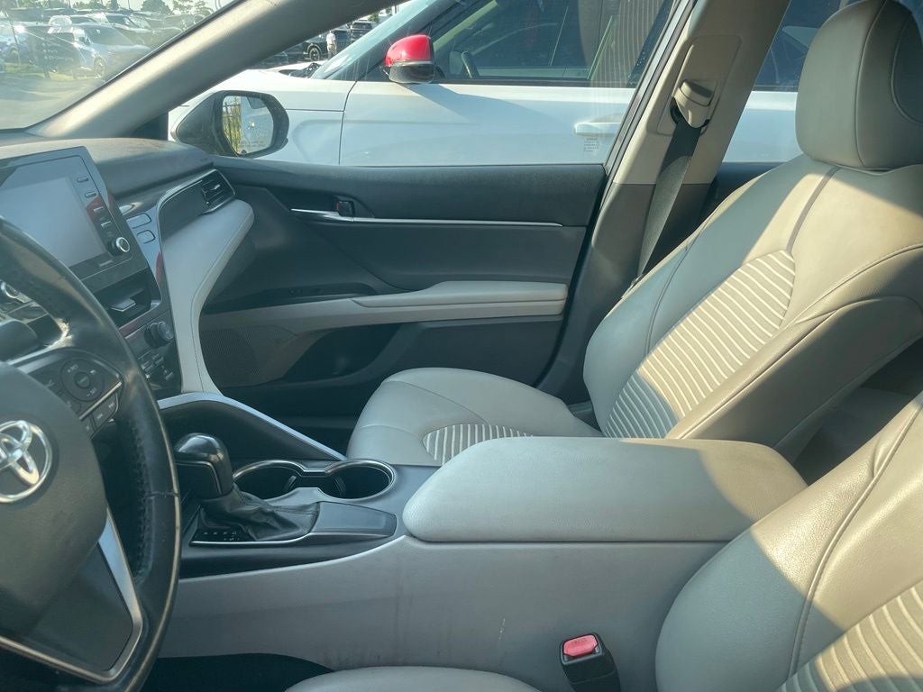 2021 Toyota Camry SE - 39 MPG / APPLE CARPLAY