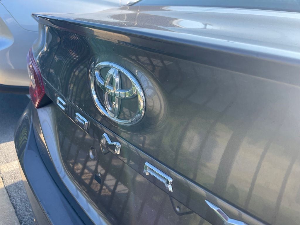 2021 Toyota Camry SE - 39 MPG / APPLE CARPLAY