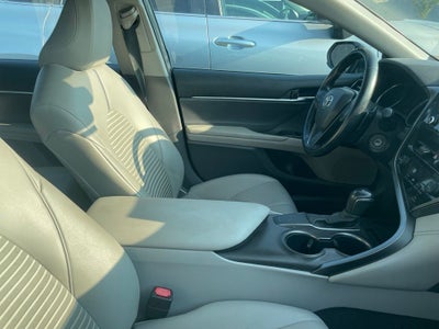 2021 Toyota Camry SE - 39 MPG / APPLE CARPLAY