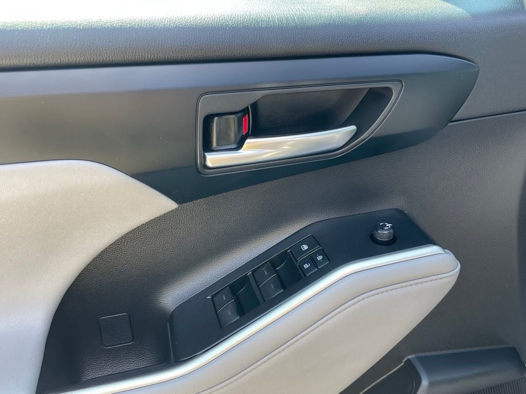 2021 Toyota Highlander XLE - MOONROOF / LEATHER