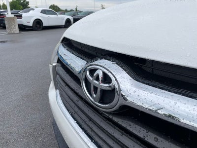 2016 Toyota Highlander XLE V6 - 2ND ROW CAPTAINS CHAIRS / 25 MPG HWY