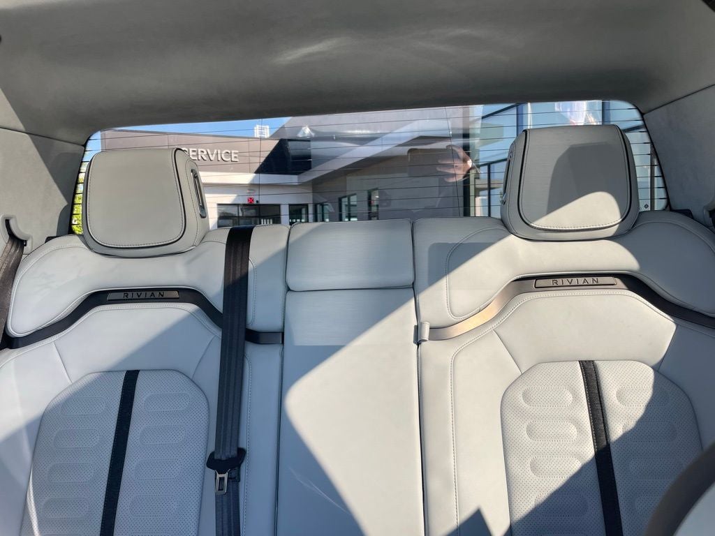 2022 Rivian R1T Adventure - 314 MILE RANGE / POWERED TONNEAU COVER