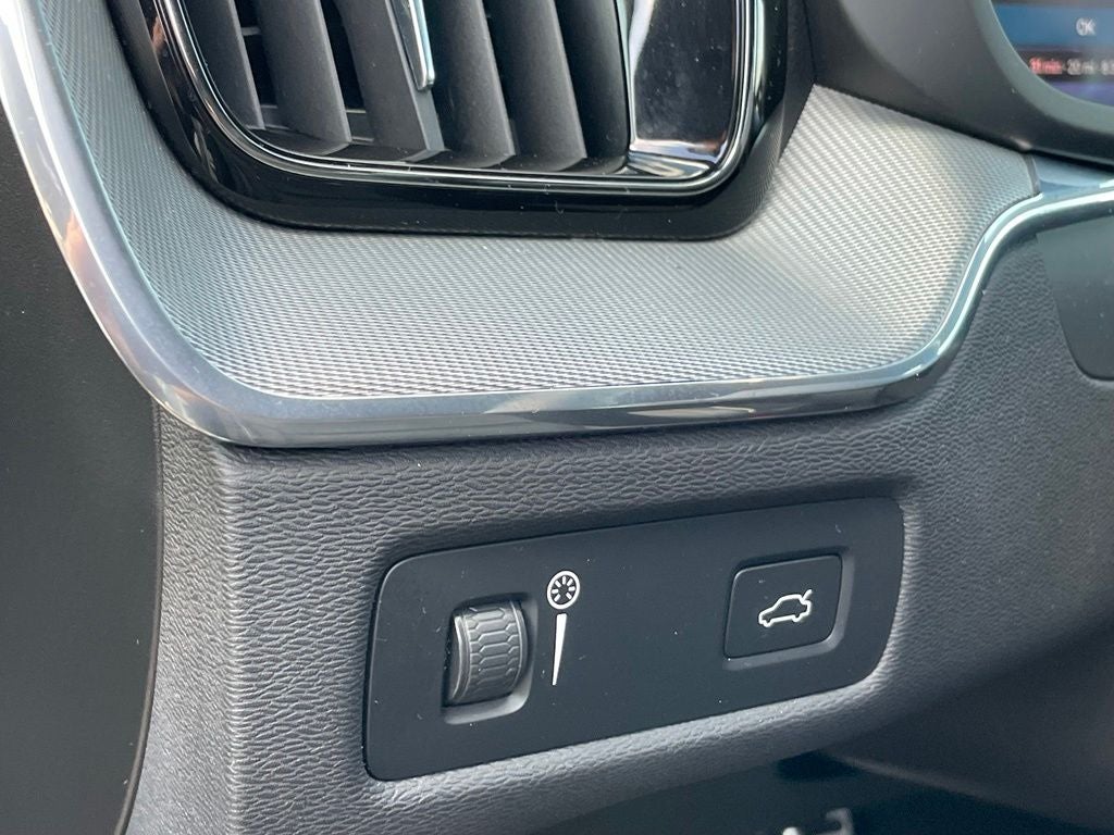 2022 Volvo XC60 B5 R-Design - NAVIGATION / POWER MOONROOF