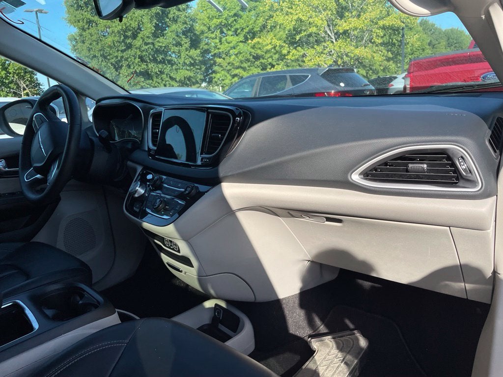 2023 Chrysler Pacifica Touring L Clean CarFax, One Owner, Third Row Seating