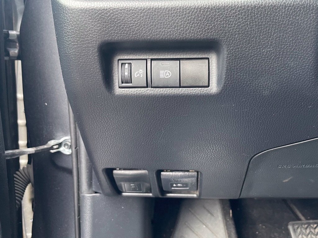 2019 Toyota RAV4 LE Clean CarFax, Blind Spot Warning