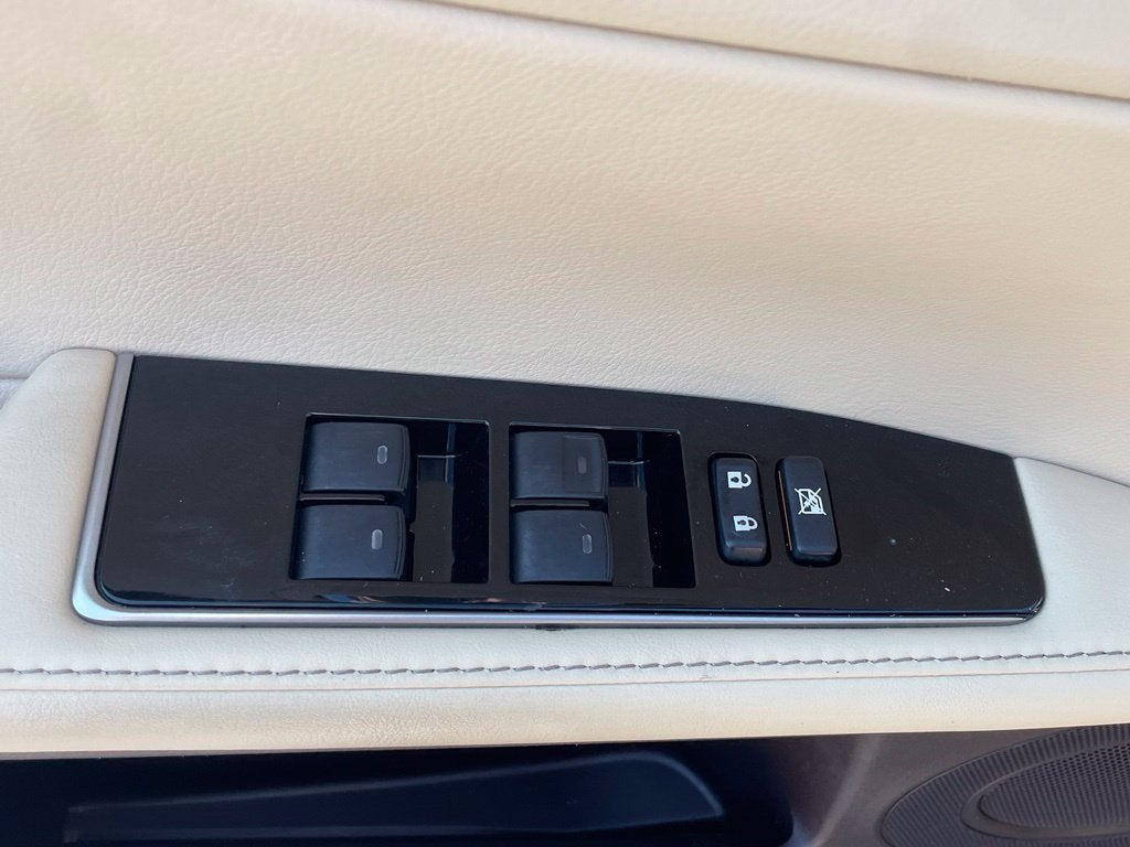 2016 Lexus ES 300h Luxury Pkg, Navi, Adaptive Cruise, Parking Sensors