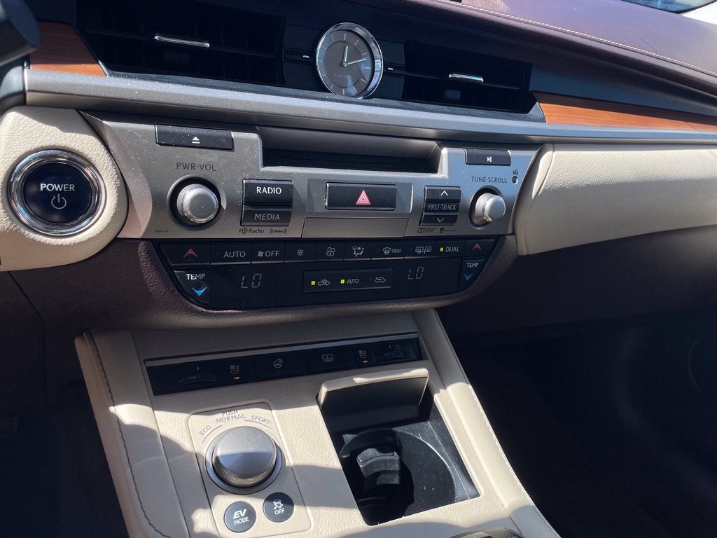 2016 Lexus ES 300h Luxury Pkg, Navi, Adaptive Cruise, Parking Sensors