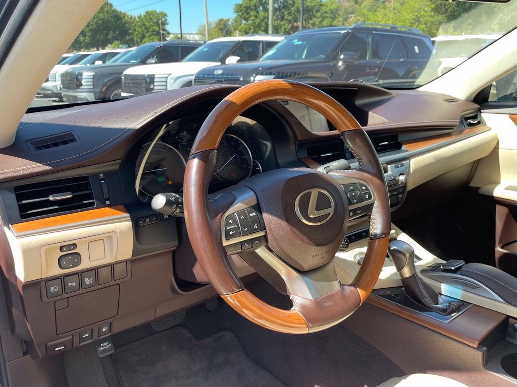 2016 Lexus ES 300h Luxury Pkg, Navi, Adaptive Cruise, Parking Sensors