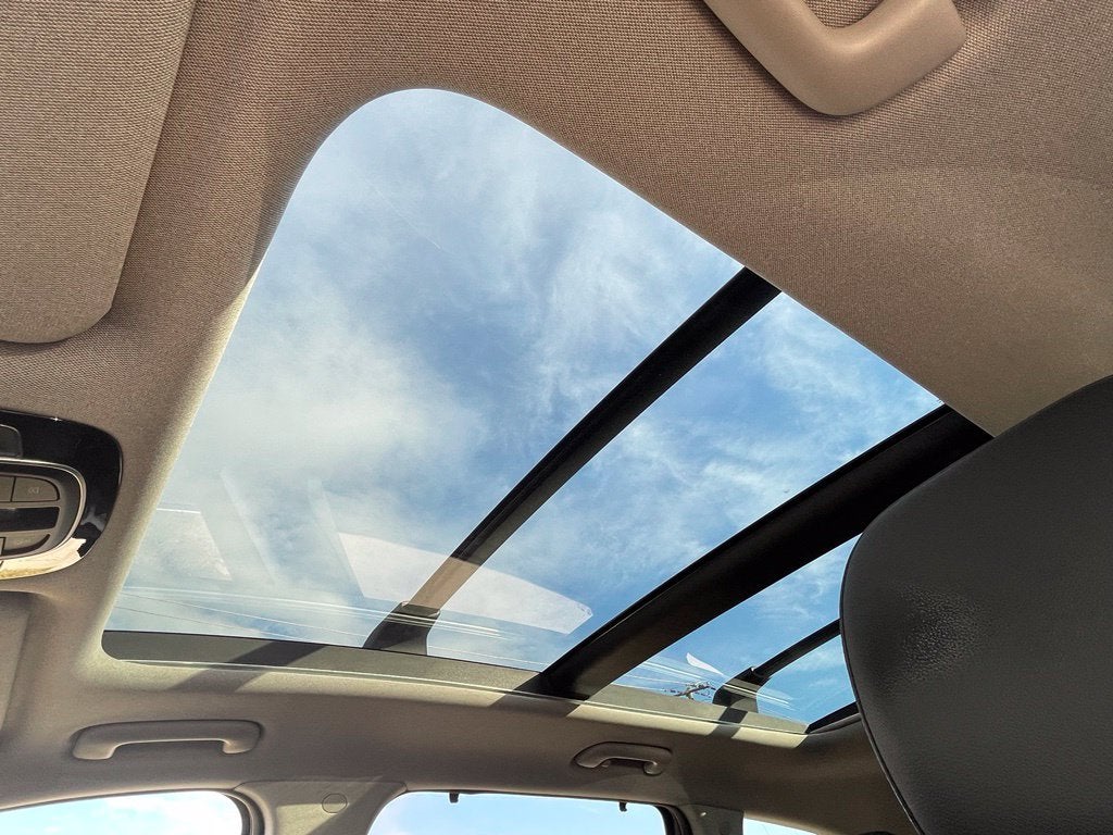 2022 Hyundai Santa Fe Hybrid Limited Pano Roof, Leather, One Owner