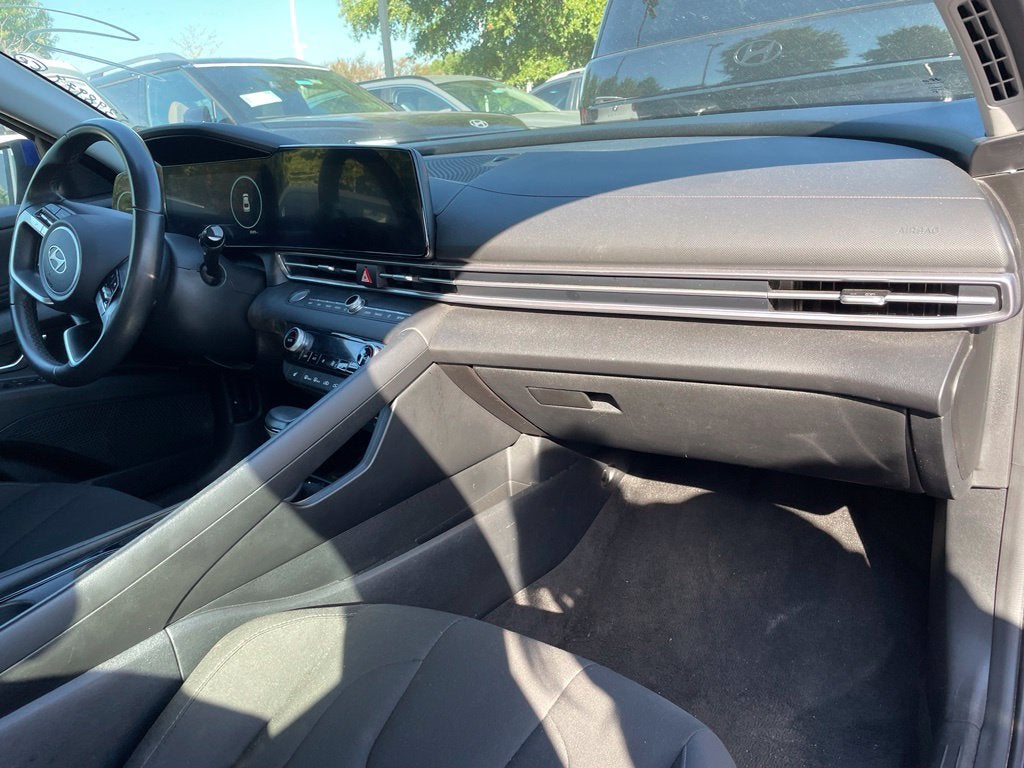 2025 Hyundai Elantra SEL Convenience Moonroof, One Owner