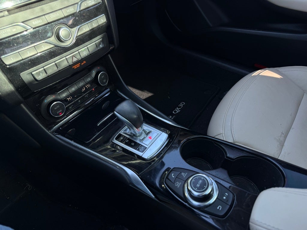 2017 INFINITI QX30 Premium