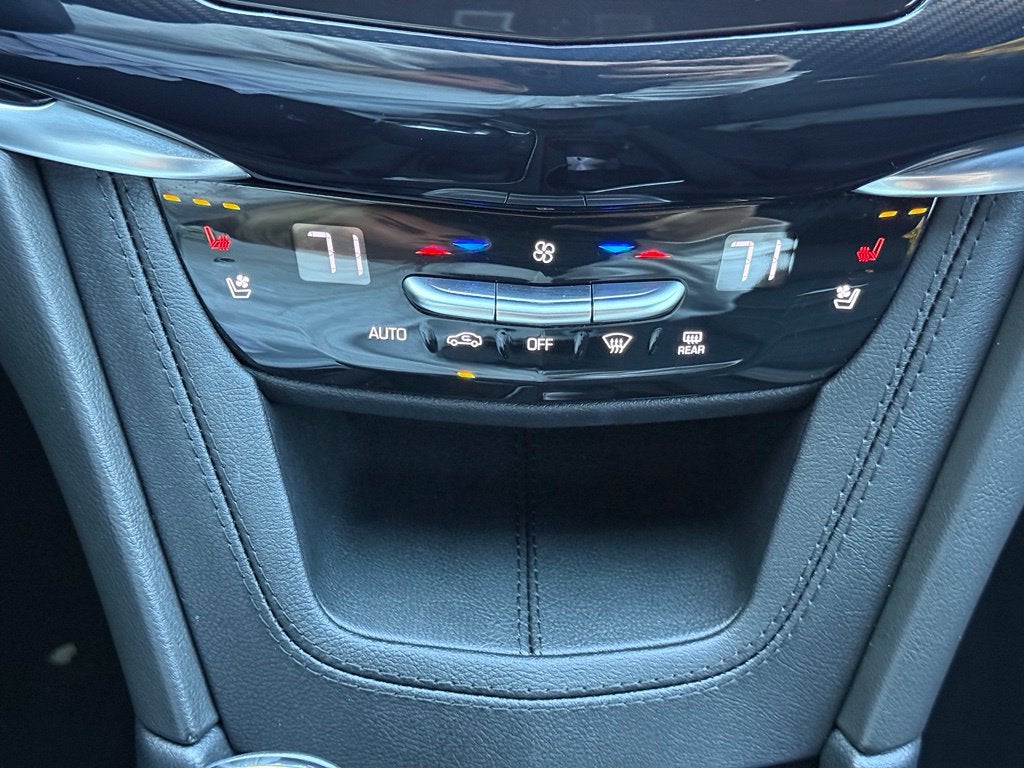2024 Cadillac XT6 Premium Luxury Platinum - AWD / SUNROOF / ONE OWNER