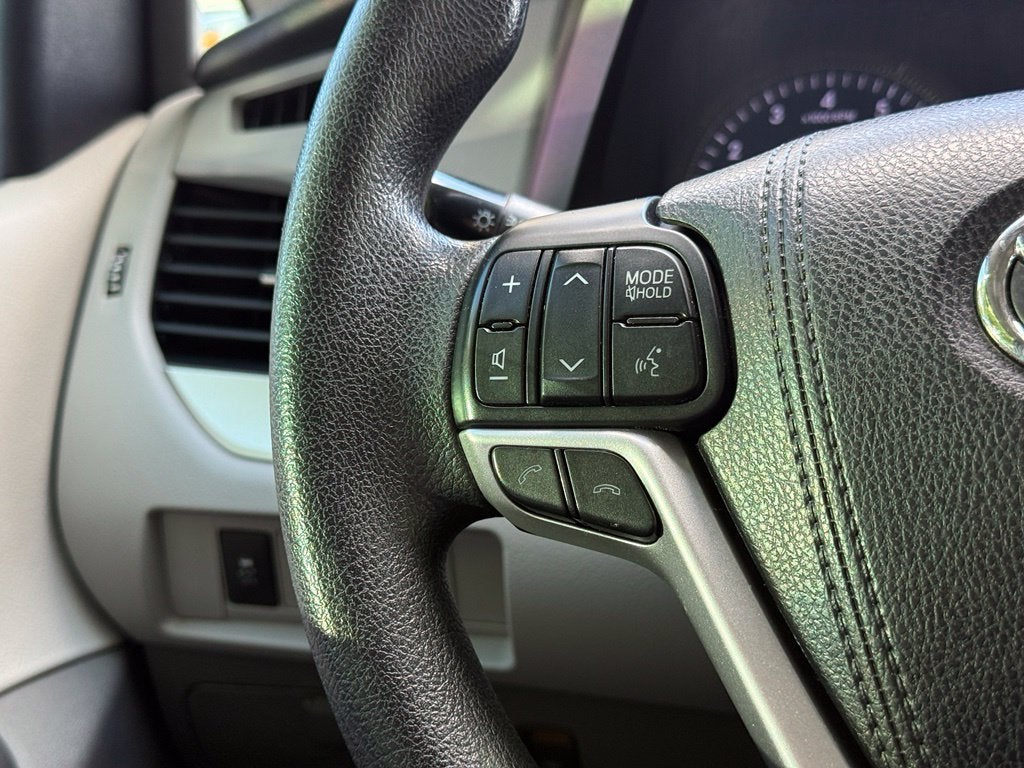 2018 Toyota Sienna LE 8 Passenger - CLEAN CARFAX