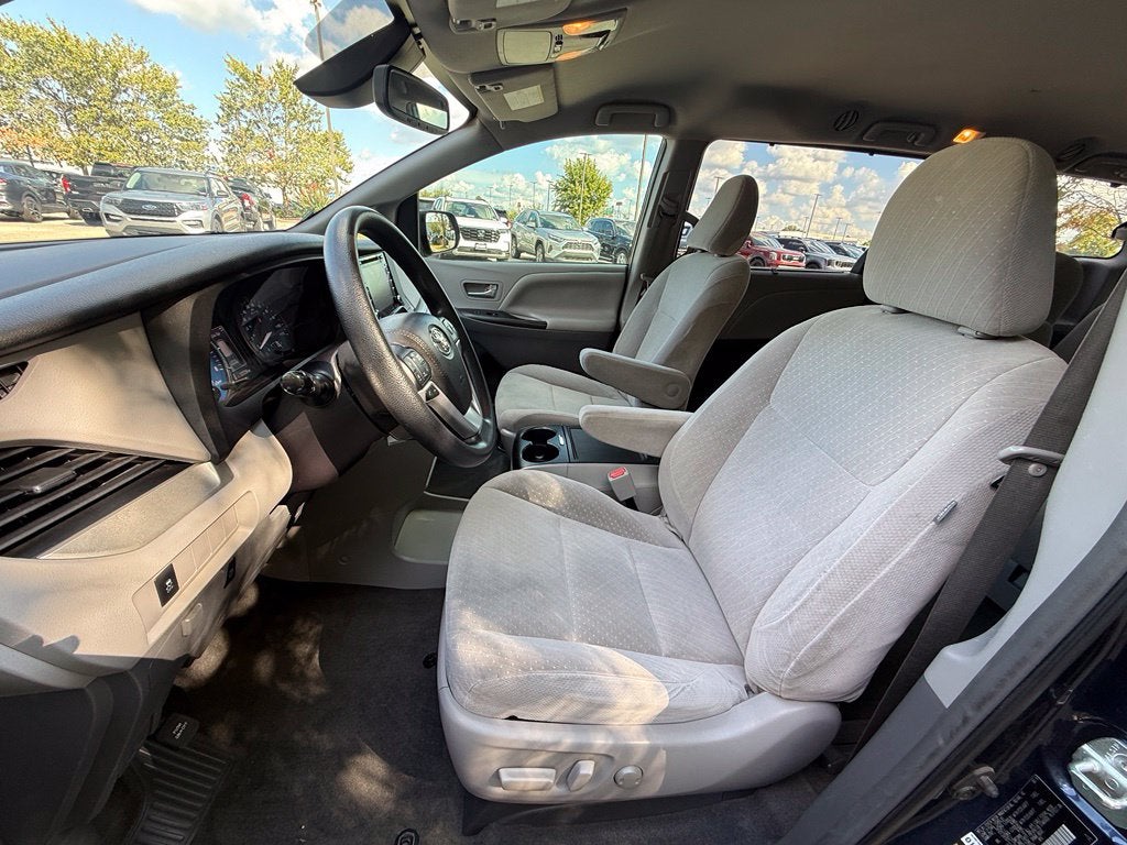 2018 Toyota Sienna LE 8 Passenger - CLEAN CARFAX