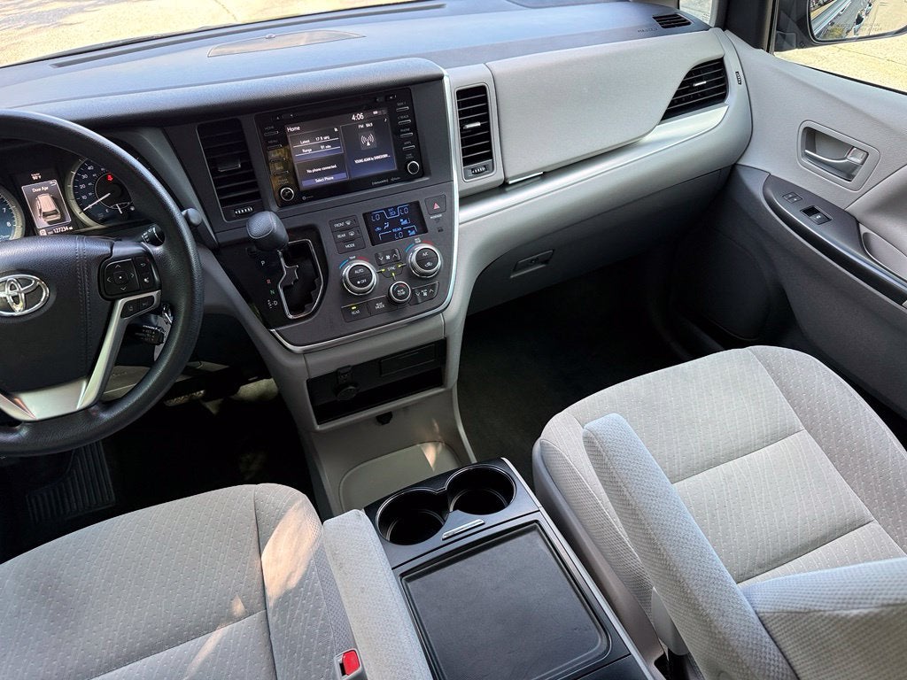 2018 Toyota Sienna LE 8 Passenger - CLEAN CARFAX