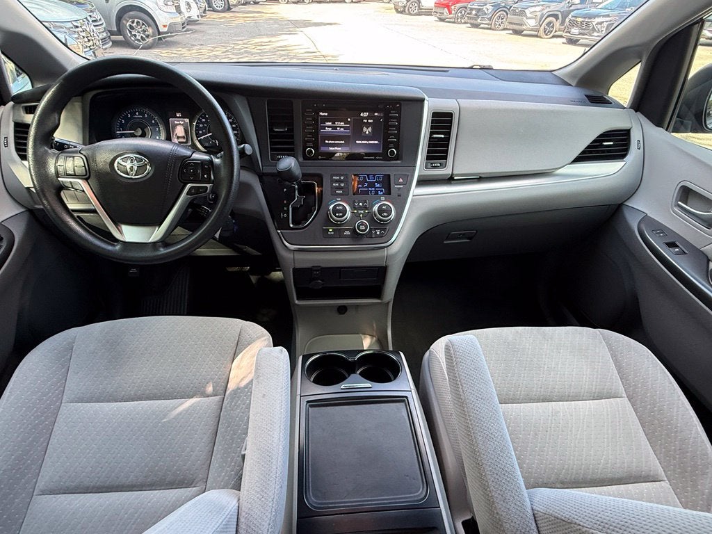 2018 Toyota Sienna LE 8 Passenger - CLEAN CARFAX
