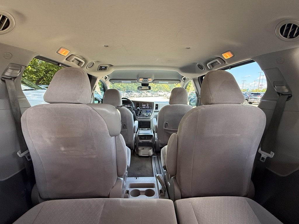 2018 Toyota Sienna LE 8 Passenger - CLEAN CARFAX