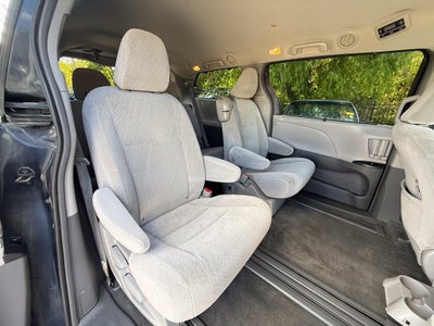 2018 Toyota Sienna LE 8 Passenger - CLEAN CARFAX