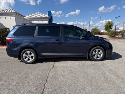 2018 Toyota Sienna LE 8 Passenger - CLEAN CARFAX