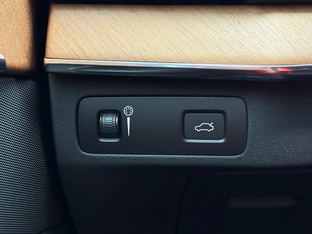 2022 Volvo XC90 T6 Momentum - AWD / PANORAMIC SUNROOF / ONE OWNER