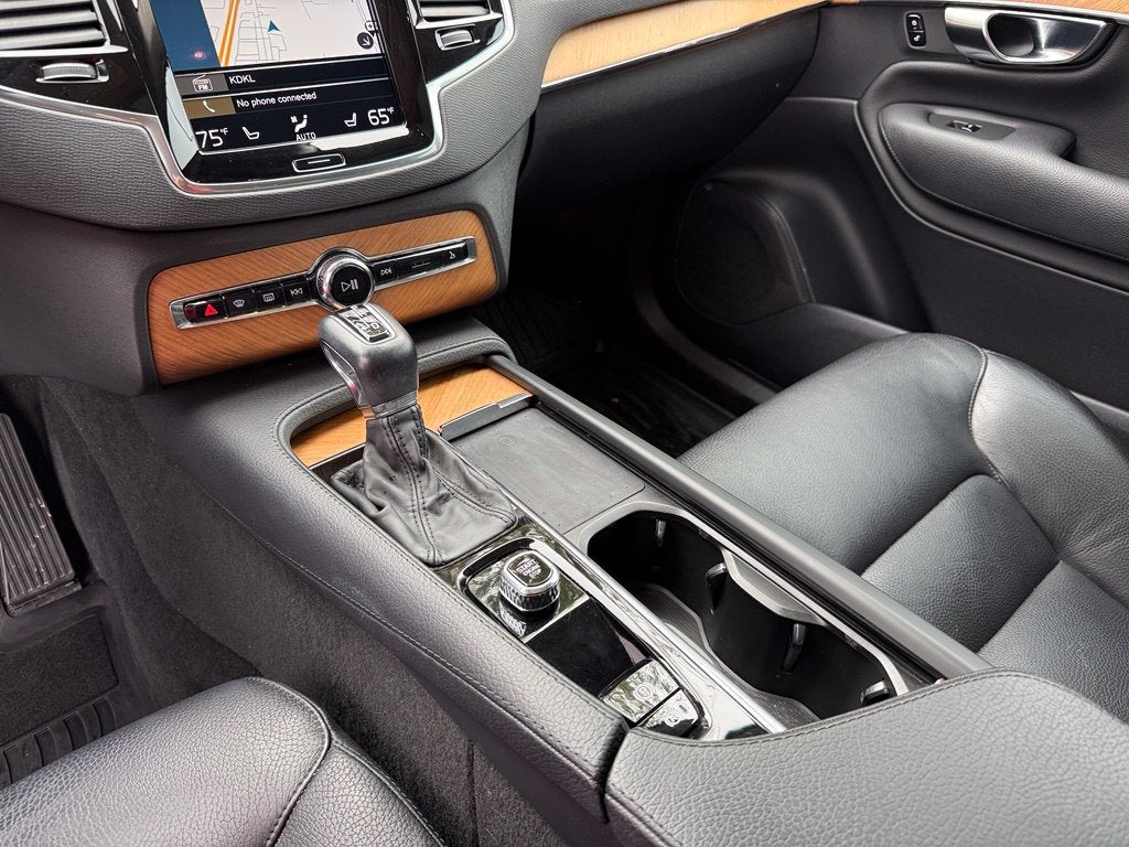 2022 Volvo XC90 T6 Momentum - AWD / PANORAMIC SUNROOF / ONE OWNER
