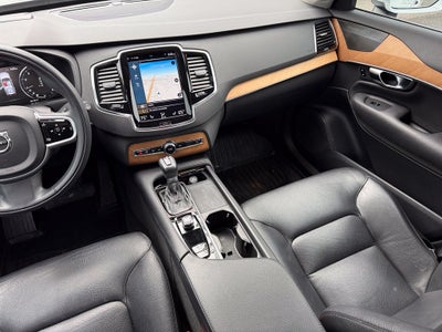 2022 Volvo XC90 T6 Momentum - AWD / PANORAMIC SUNROOF / ONE OWNER