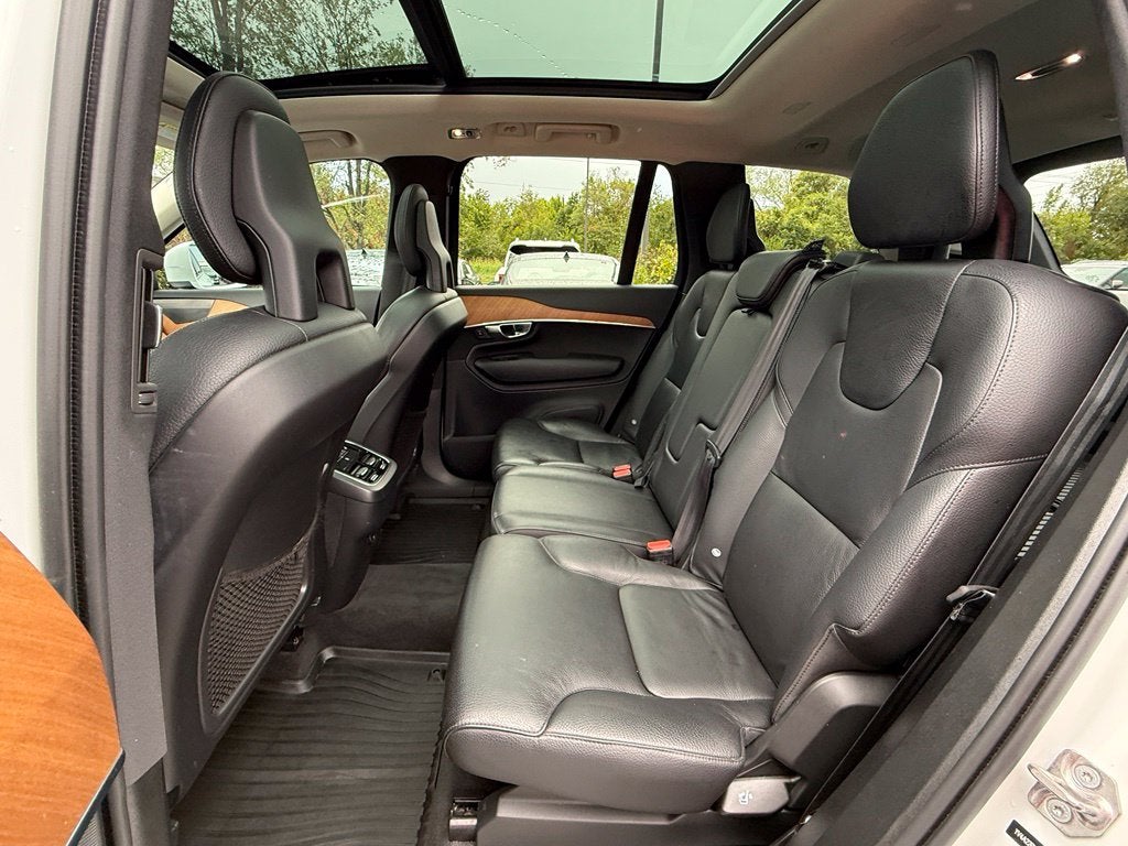 2022 Volvo XC90 T6 Momentum - AWD / PANORAMIC SUNROOF / ONE OWNER