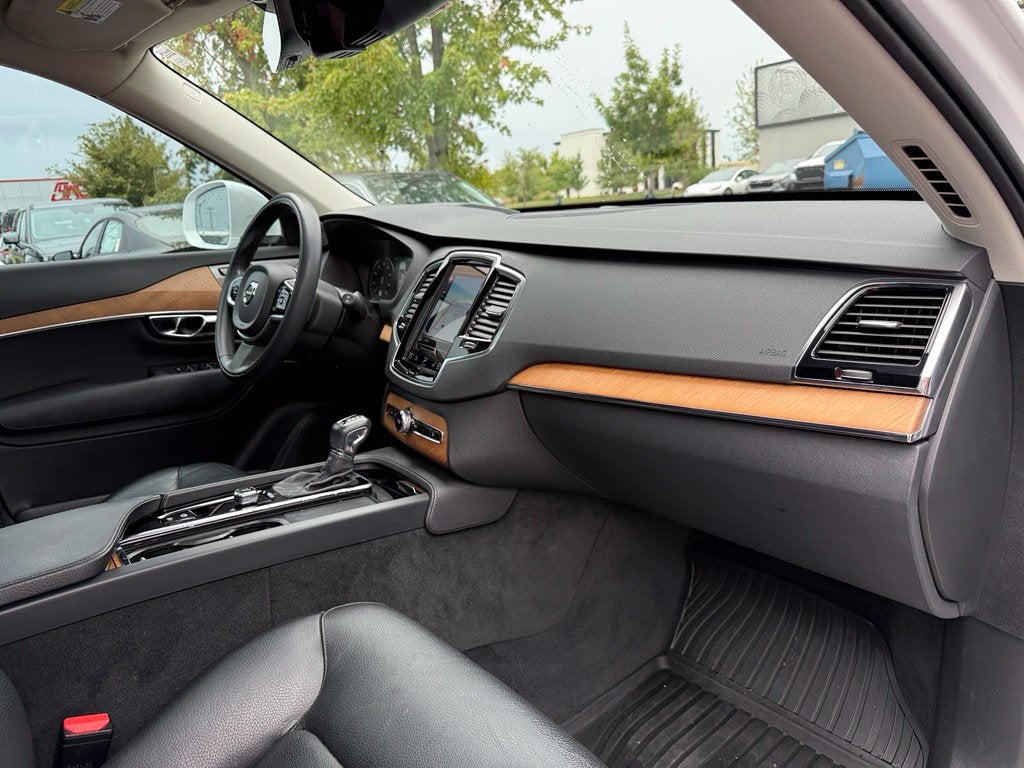 2022 Volvo XC90 T6 Momentum - AWD / PANORAMIC SUNROOF / ONE OWNER