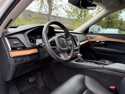 2022 Volvo XC90 T6 Momentum - AWD / PANORAMIC SUNROOF / ONE OWNER