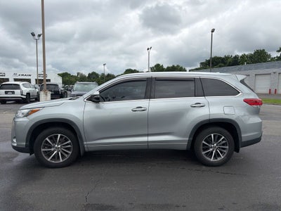 2017 Toyota Highlander XLE Navigation / Clean Carfax / Power Moonroof / 3rd R