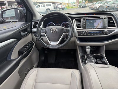 2017 Toyota Highlander XLE Navigation / Clean Carfax / Power Moonroof / 3rd R