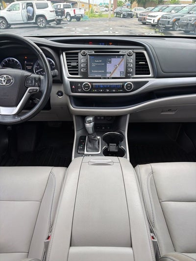 2017 Toyota Highlander XLE Navigation / Clean Carfax / Power Moonroof / 3rd R