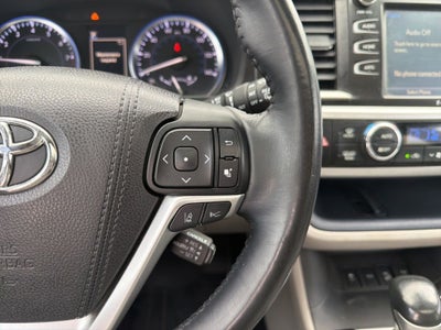 2017 Toyota Highlander XLE Navigation / Clean Carfax / Power Moonroof / 3rd R