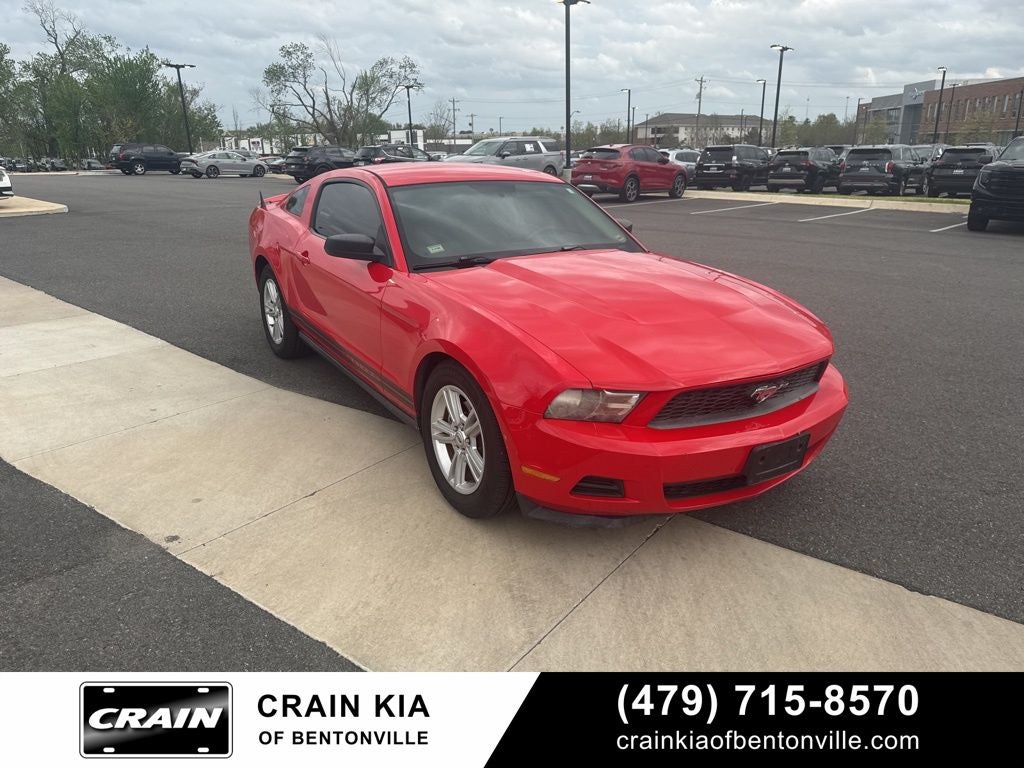 2011 Ford Mustang V6 - CLEAN CARFAX