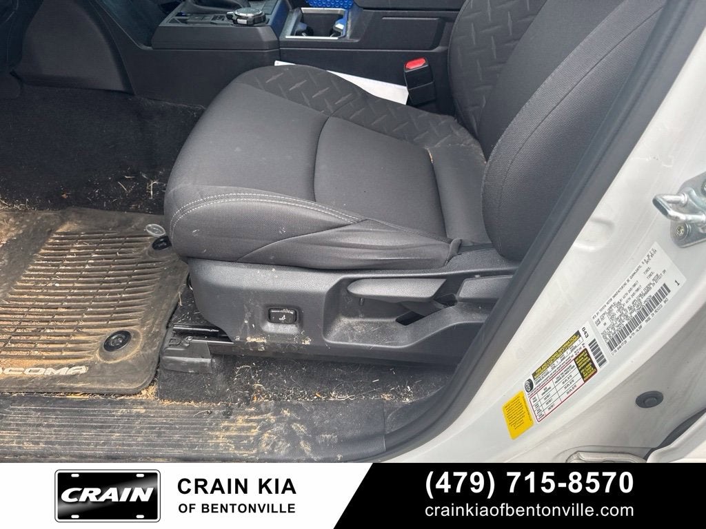 2024 Toyota Tacoma SR5 - 4WD / CLEAN CARFAX