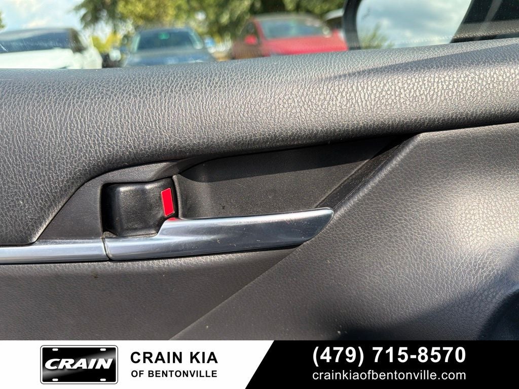 2019 Toyota Camry SE - SUNROOF / CLEAN CARFAX