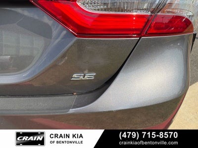 2019 Toyota Camry SE - SUNROOF / CLEAN CARFAX
