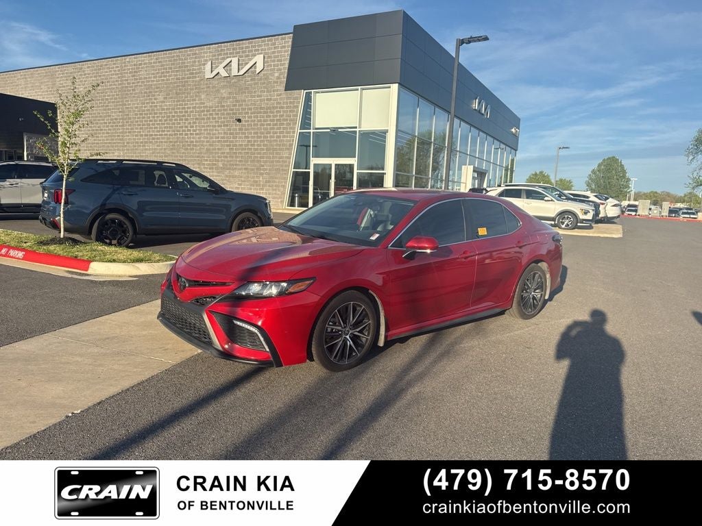 2022 Toyota Camry SE - CLEAN CARFAX / ONE OWNER