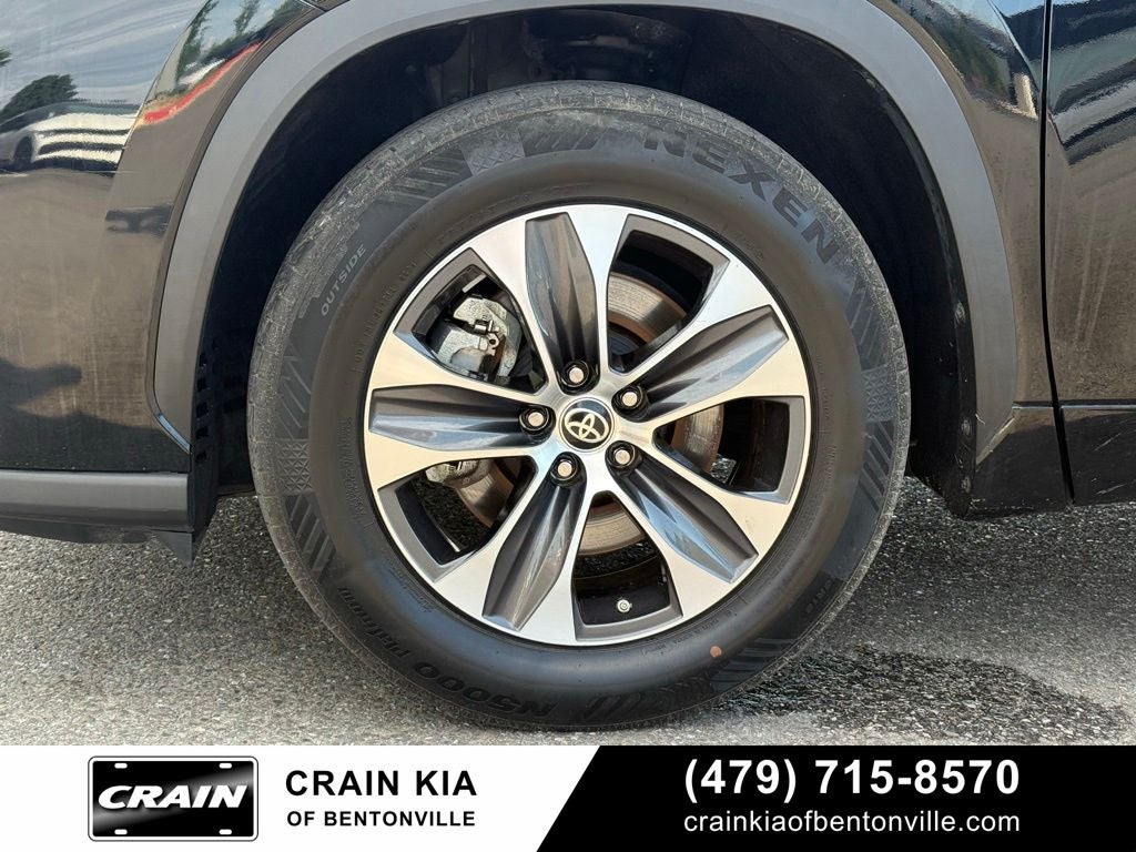 2021 Toyota Highlander XLE - CLEAN CARFAX / SUNROOF