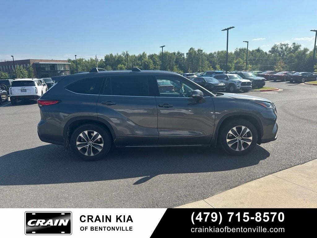 2021 Toyota Highlander XLE - SUNROOF