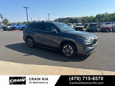 2021 Toyota Highlander XLE - SUNROOF