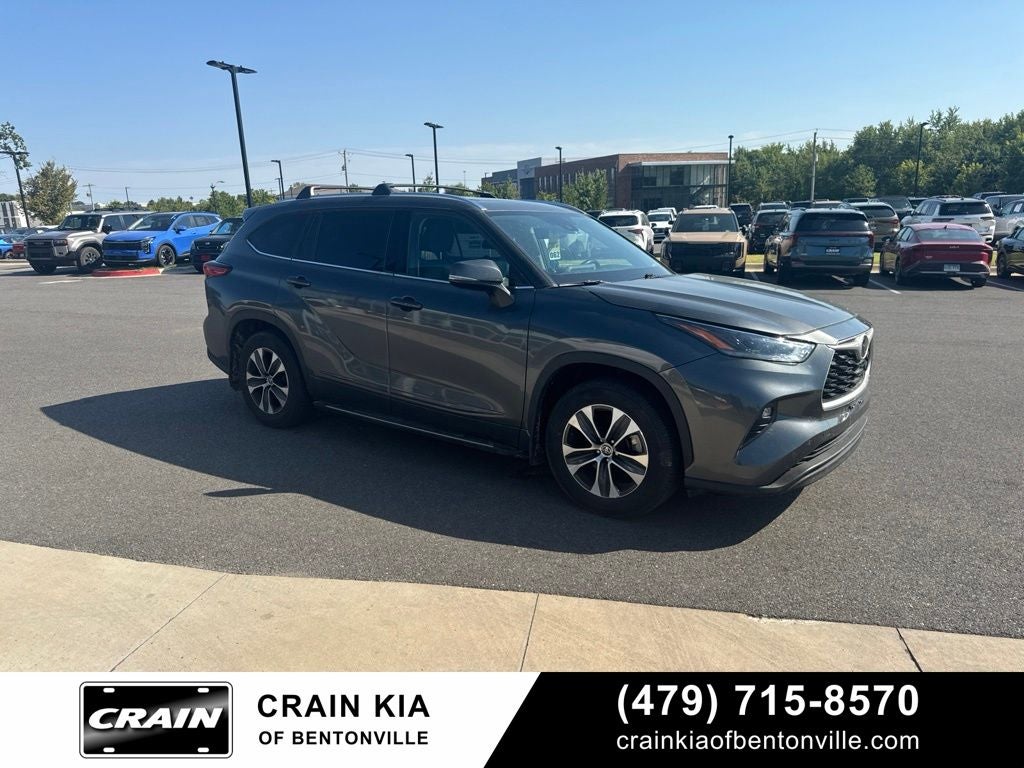 2021 Toyota Highlander XLE - SUNROOF