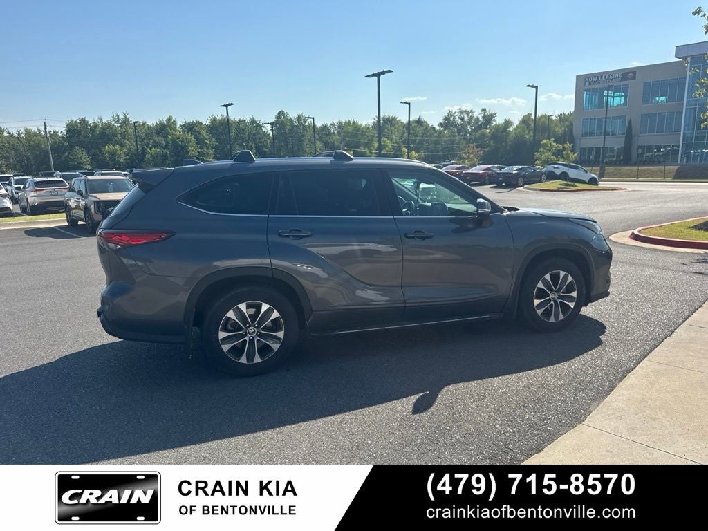 2021 Toyota Highlander XLE - SUNROOF