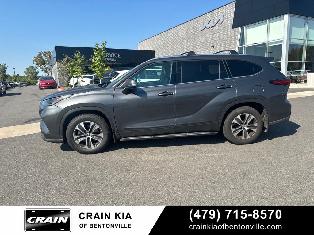 2021 Toyota Highlander XLE - SUNROOF