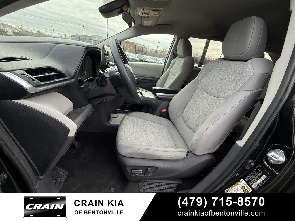 2022 Toyota Sienna LE 8 Passenger - CLEAN CARFAX