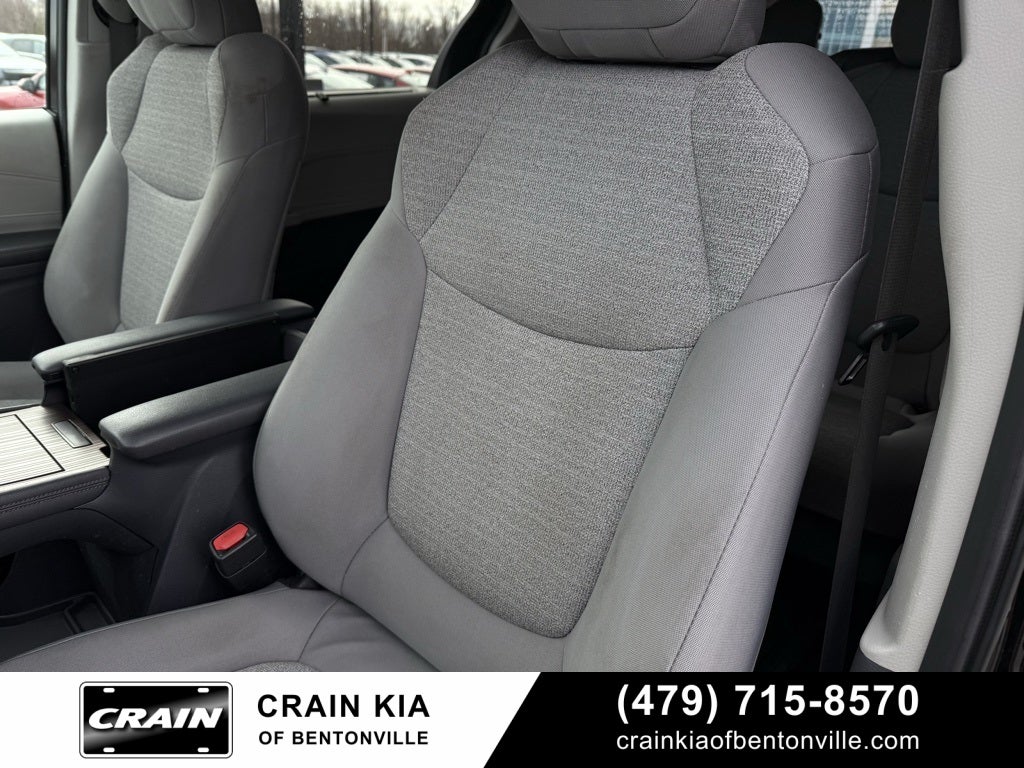 2022 Toyota Sienna LE 8 Passenger - CLEAN CARFAX