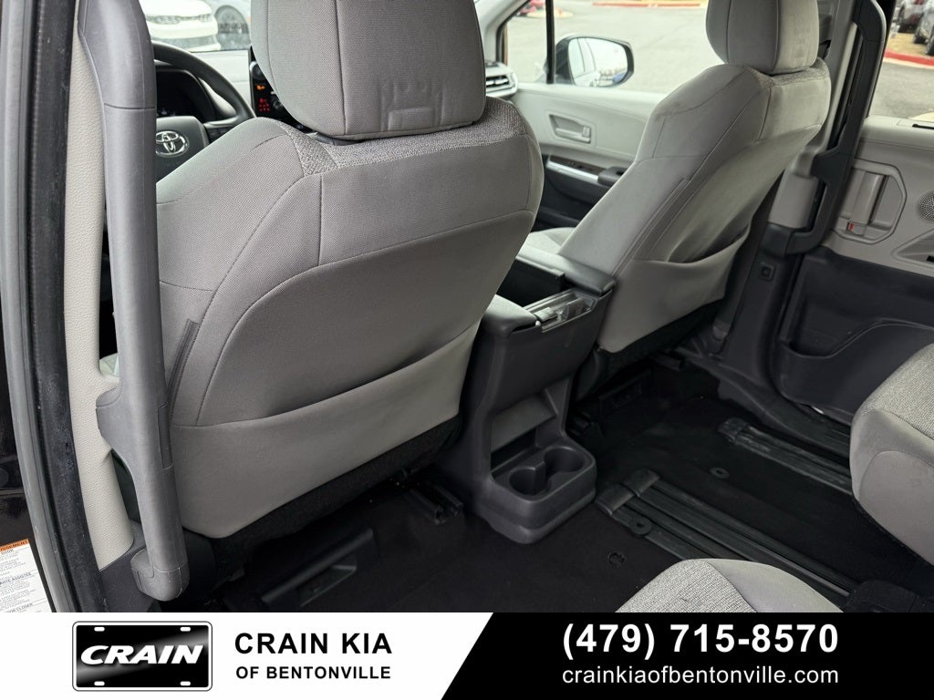 2022 Toyota Sienna LE 8 Passenger - CLEAN CARFAX