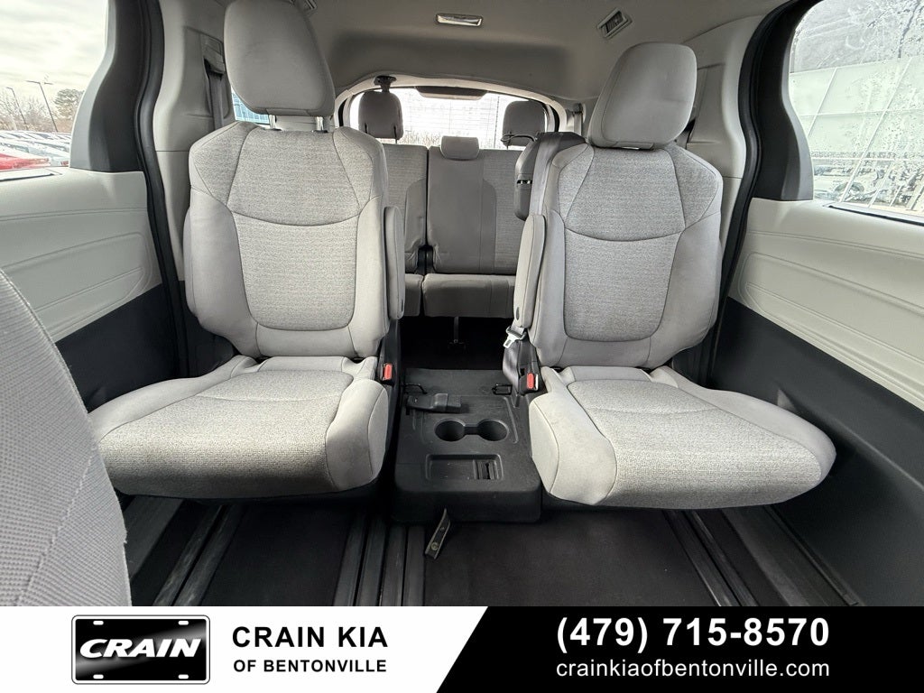 2022 Toyota Sienna LE 8 Passenger - CLEAN CARFAX